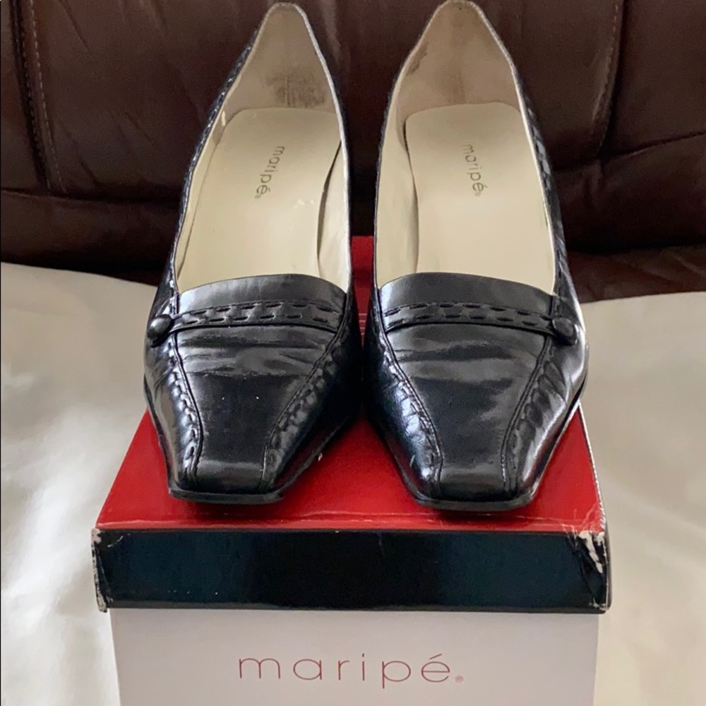VINTAGE LEATHER MARIPE SQUARE TOE HEELS.